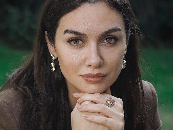 Birce Akalay ünlü oyuncuyla el ele görüntülendi: Aşk orucunu yakışıklı isimle bozdu!
