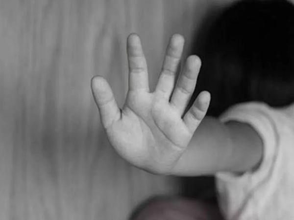 Böyle anne olmaz olsun! El kadar bebeğine öyle şeyler yaptı ki sosyal medyada tepki çekti