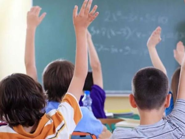 Bu nasıl öğretmen! Önce öğrencilerini soydu sonra ise onlara öyle şeyler yaptırdı ki gerçek ortaya çıkınca veliler sinir krizi geçirdi okulu bastı