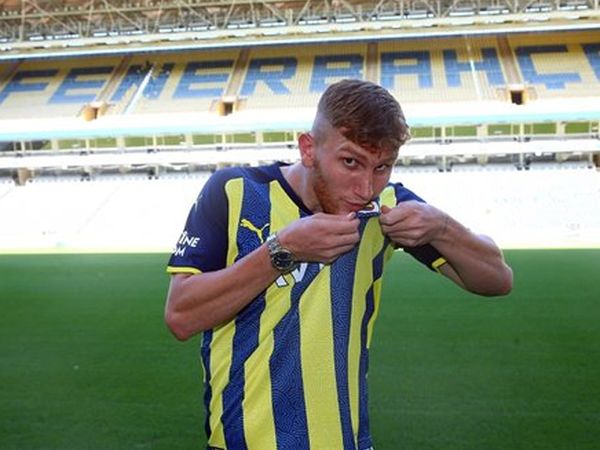 Burak Kapacak kimdir? Hangi mevkide oynamaktadır?