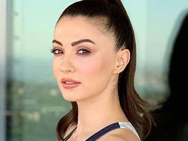 Burcu Özberk pozlarıyla rakiplerini ezdi geçti! Şezlongda sere serpe uzanan güzel oyuncu görenlerin aklını başından aldı