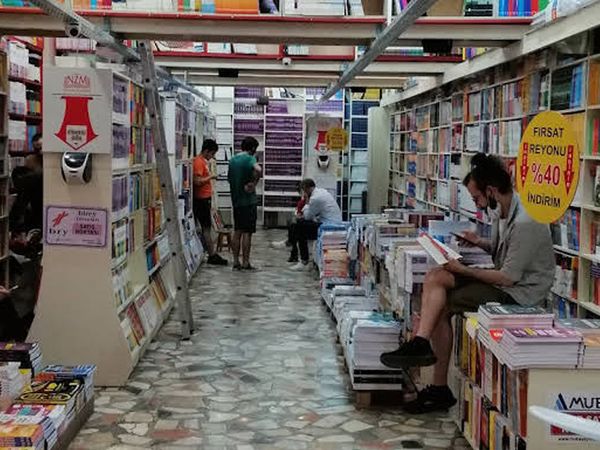 Bursa'da Bir Kitapçıya Bırakılan Not Polisi Harekete Geçirdi