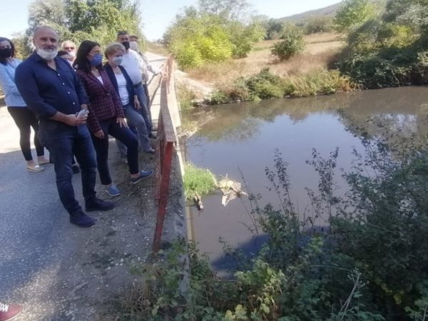 Bursa'da Bulunan Köye Gelenler Dakikalar Sonra Burnunu Tutarak Kaçıyor