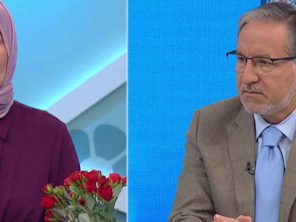 Canlı yayına bağlanan kadın yatak itirafı yaptı! Prof. Dr. Mustafa Karataş’ın eli ayağı birbirine dolandı verdiği yanıt olay oldu