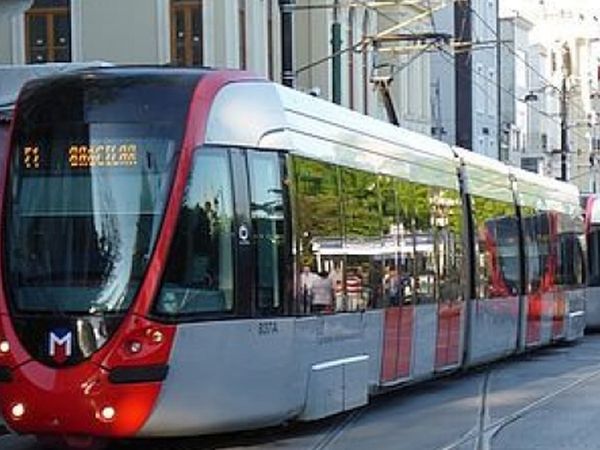'Çıplaklıktan soğuduk artık be yeter ya hu!' Tramvay durağında sevgilisinin gözü önünde bacaklarını açtı öyle şeyler yaptı ki