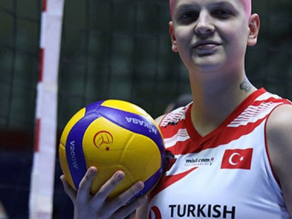 Çorap değiştirir gibi sevgili değiştiriyor! Ünlü voleybolcu Ebrar Karakurt’un yeni aşkı herkesi şaşırttı
