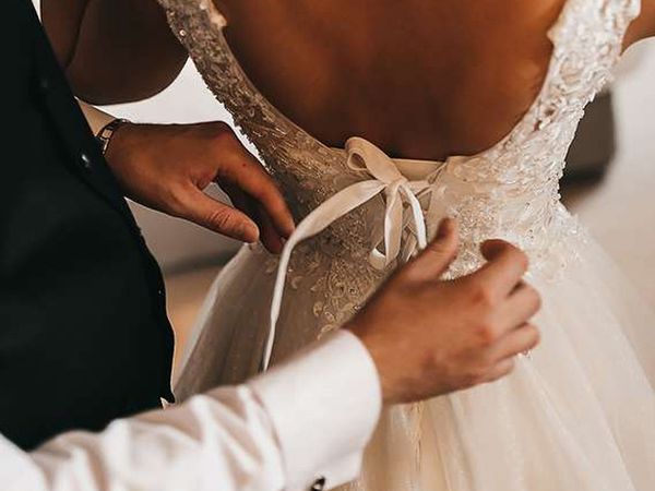 Damat ve gelinin odasına baskın yaptılar