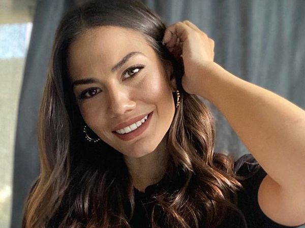Dekolteyi Abartan Demet Özdemir 