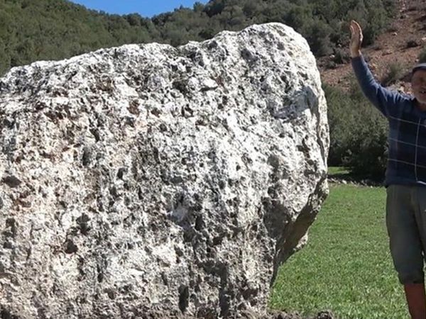 Depremin şiddetiyle kopan kayalar ekili tarım arazilerinin üstüne düştü: İşte o dehşet veren görüntüler
