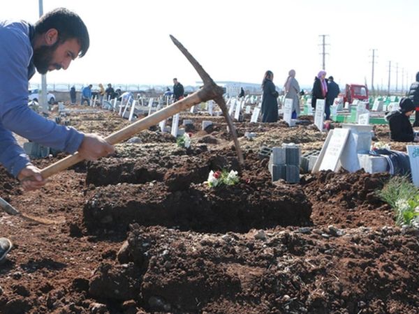 Depremin vurduğu Diyarbakır’dan üzen fotoğraflar: Defin işlemleri başladı