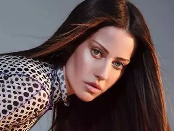 Derya Uluğ da külot trendine uydu: Bir bakan bir daha baktı! ''Altına bir şey giymedi sandım''