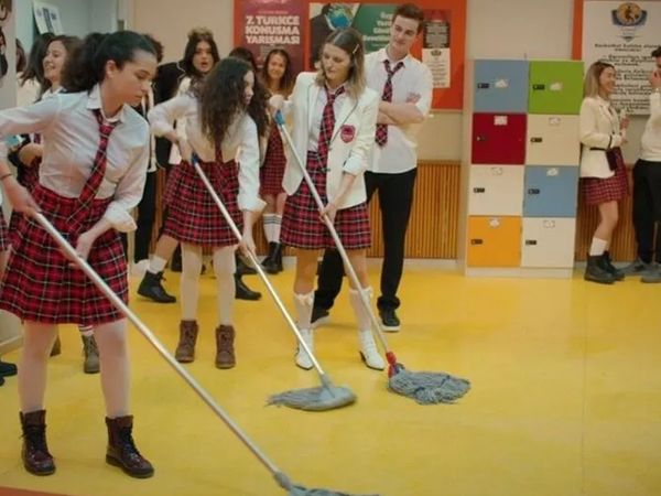 Diziseverler İsyan Etti: Kardeşlerim Dizisinde Karakterlere Külotlu Çorap Giydirilmesin