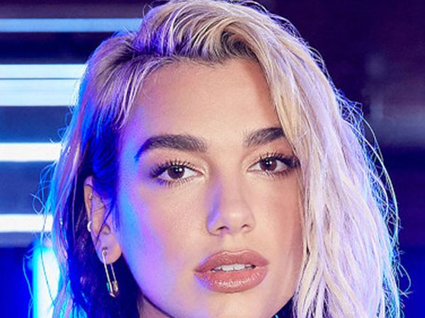 Dua Lipa minicik bikinisi ile yüzmeye çalıştı her yeri göründü ünlü isim frikik yağdırdı