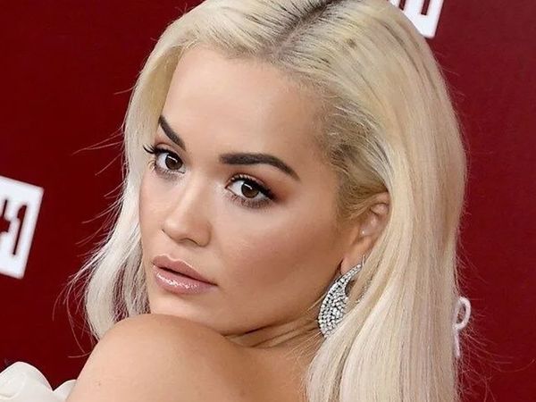 Dünyaca ünlü şarkıcı Rita Ora’nın sahil pozları ateş ediyor! Minicik bikinisiyle sere serpe çektirdiği fotoğraflar olay oldu