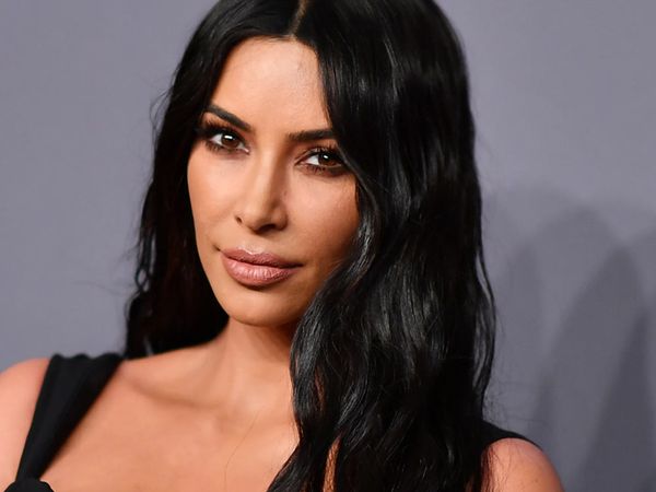 Dünyaca ünlü şov yıldızı Kim Kardashian'dan olay görüntüler! Pantolonunu indirip...