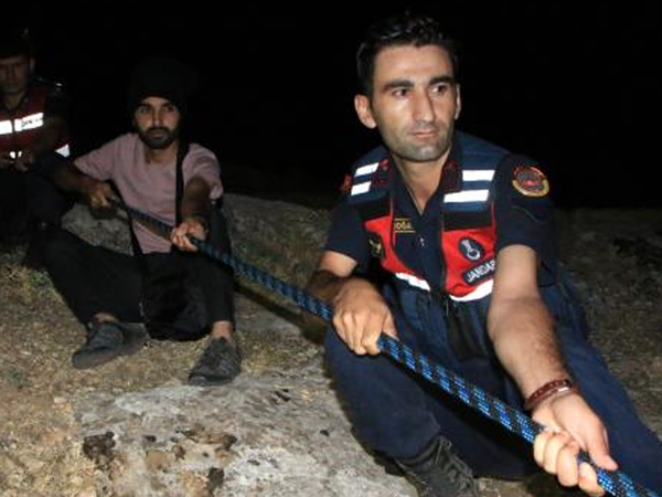 Elazığ’da Uçurumun Eşiğinde Kalan Kadın İçin Film Sahnelerini Aratmayan Bir Operasyon Düzenlendi