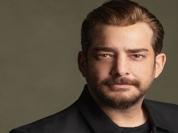 Enis Arıkan yaşça küçük genç oyuncuyla samimi pozları! İşte ortak yaptırdıkları o dövmenin anlamı...