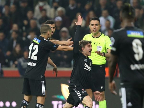 Erman Toroğlu, Beşiktaşlı futbolcuların Giresunspor maçında artistlik yaptığını söyledi. Taraftarlar kendisine tepki gösterdi