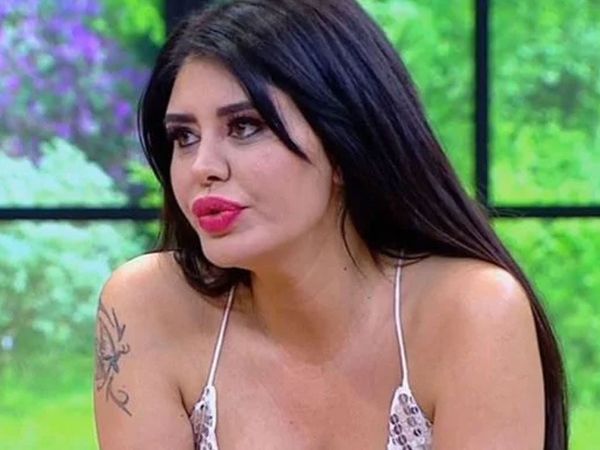 Eski hali merak edilen Ebru Polat Instagram hesabından yaptığı paylaşımla herkesi şoke etti! Sabah sabah yataktan üstsüz kalkan ünlü isim bir de poz verdi
