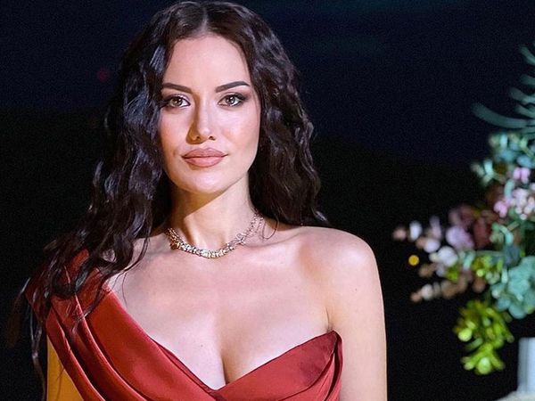 Fahriye Evcen bornozlu paylaşımı ile doğal güzelliğini konuşturdu! Paylaşımı ile kendine hayran bıraktı
