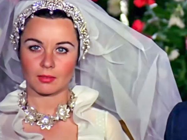 Fatma Girik’in Ölümü Ardından Sanat Camiası Yasa Boğuldu: Üzüntülerini Sosyal Medyadan Paylaştılar