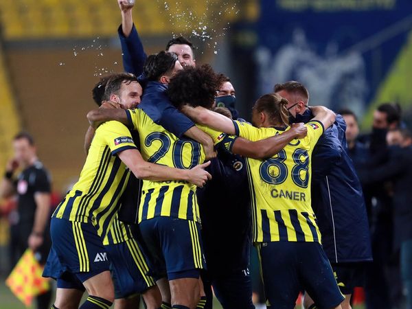 Fenerbahçe Jose Sosa İle Yollarını Ayırıyor!