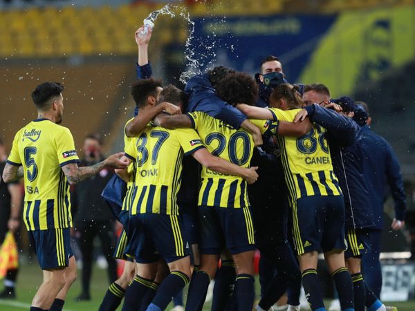 Fenerbahçe'de Caner Erkin ve Sinan Gümüş Kadro Dışı Bırakıldı!