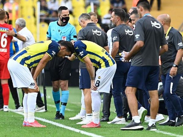 Fenerbahçe'de İrfan Can Kahvecinin Sakatlığı Nedeniyle 1 Ay Sahalardan Uzak Kalacağı Öğrenildi!