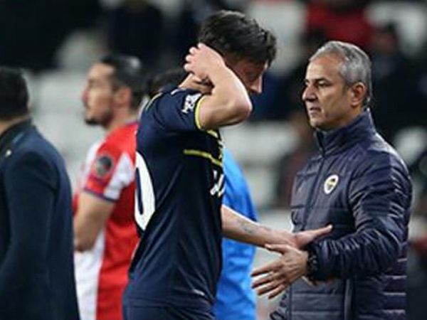 Fenerbahçe'de Mesut Özil Antalyaspor Maçında İsmail Kartal'a Tepki Gösterdi!