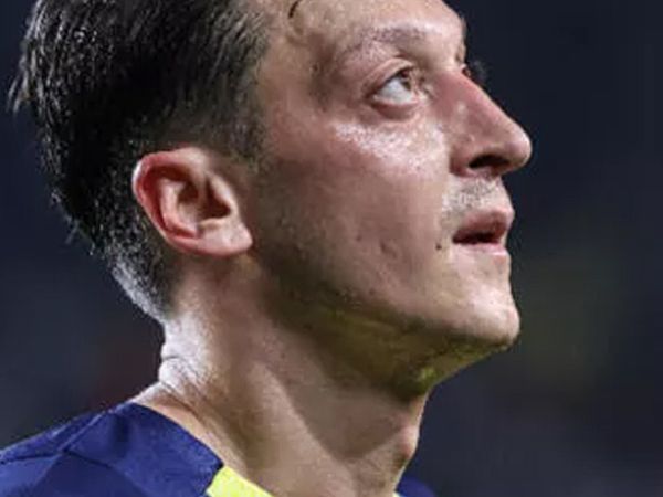 Fenerbahçe'de Mesut Özil Endişesi Yaşanıyor!