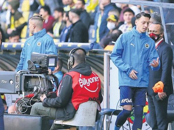 Fenerbahçe'de Mesut Özil, Vitor Pereira'ya Tepki Gösterdi!