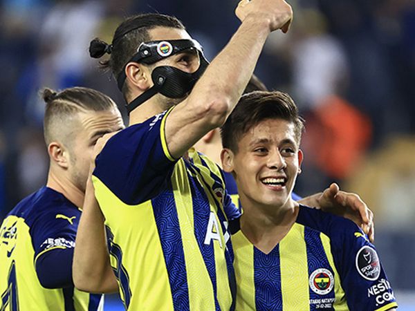 Fenerbahçe'nin Hatayspor Karşılaşmasında Arda Güler İle Serdar Dursun Arasında Dikkat Çeken Diyalog