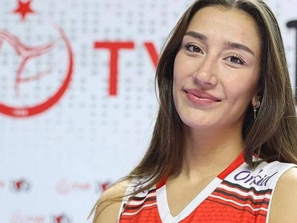 Filenin Sultanları'ndan Hande Baladın'ın cesur pozlarına beğeni yağdı: Derin bacak ve sırt dekoltesi dikkat çekti!