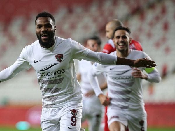 Galatasaray Aaron Boupendza'yı Transfer Etmek İstiyor!