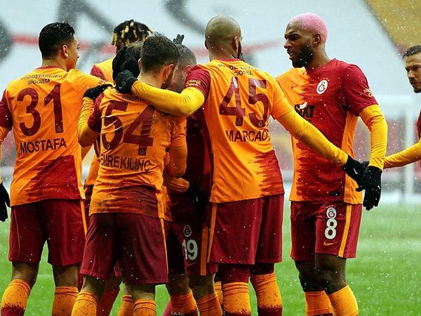 Galatasaray'da Burak Elmas Takımdan Ayrılacak İsimleri Açıkladı!