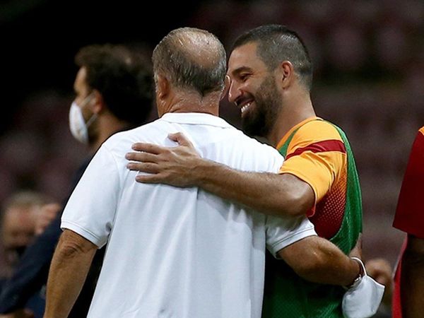 Galatasaray'da Kaptan Arda Turan Futbolu Bırakıyor!