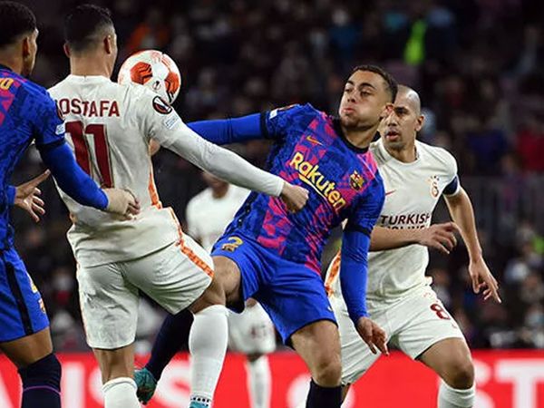 Galatasaray'ın yıldız futbolcuları Mostafa Mohamed, Kerem Aktürkoğlu, Marcao, Victor Nelsson, Berkan Kutlu ve Sacha Boey'i UEFA Avrupa Ligi'nde oynanacak olan Barcelona maçında menajerler izlemeye gelecekler!