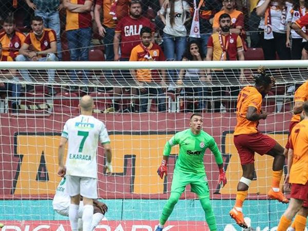 Galatasaraylı Fernando Muslera, Alanyaspor Maçının Ardından Serkan Kırıntılı'nın Üzerine Yürüdü!