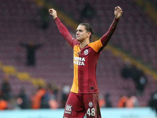 Galatasaraylı Futbolcudan Ünlü Oyuncuya Edepsiz Sözler!
