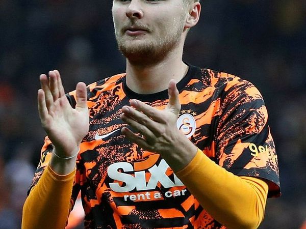 Galatasaraylı Victor Nelsson bu sezonu kötü geçirmelerinin nedeninin Domenec Torrent değil futbolcular olduğunu söyleyerek hocasını savundu
