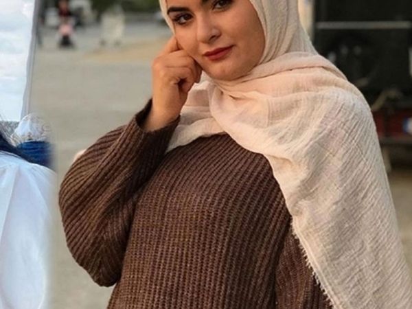 Gelin adayı Hanife yine bizi şaşırtmadı! Bacaklarını saran dapdar bir tayt giydi... Siz bir de üstünü görün akıllara durgunluk verir
