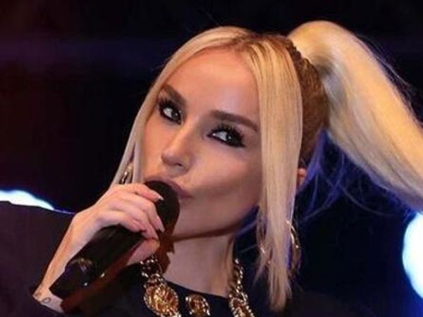 Gülşen sahnedeki kalça dansı ile olay oldu cinsel organına kadar göründü