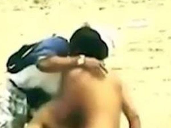 Halk plajında bikinisini çıkardı! Erkeklerin tepkilerini kayda aldı... O görüntüler sosyal medyada olay oldu