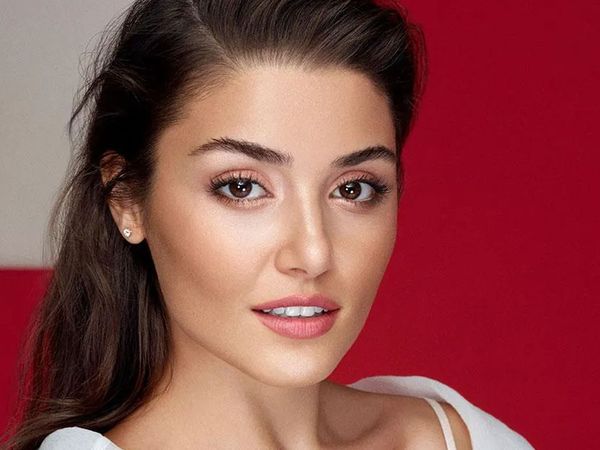 Hande Erçel'in Siyah Beyaz Paylaşımı Hayranlarından Tam Not Aldı