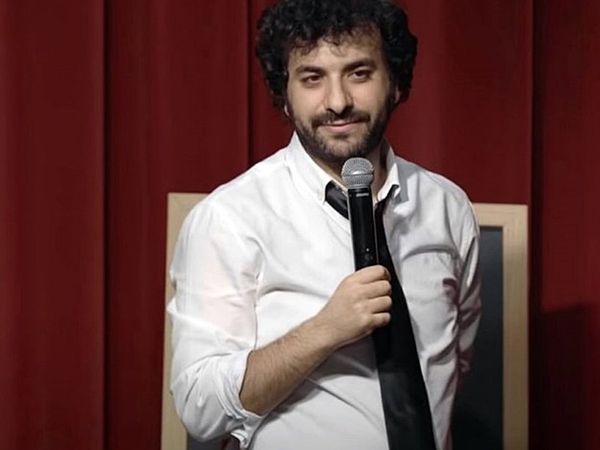 Hasan Can Kaya konuğuna öyle bir şey söyledi ki ortalık yıkıldı! Dekoltesini görünce dayanamadı… Seni ve silikonlarını sahneye alalım!