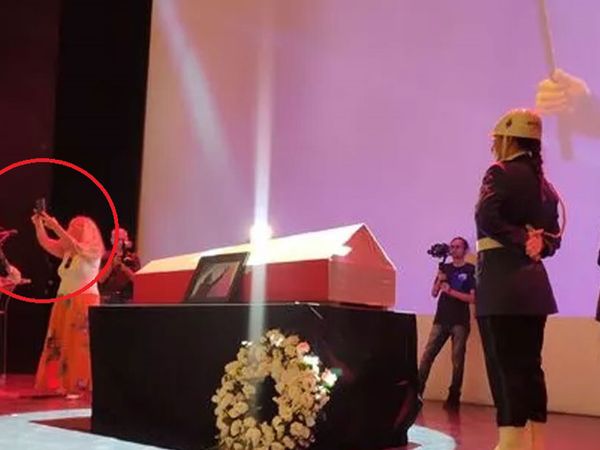 İlhan İrem'e son veda! Ünlü şarkıcının cenaze töreni düzenlendi usta isme yapılan saygısızlık törene damga vurdu