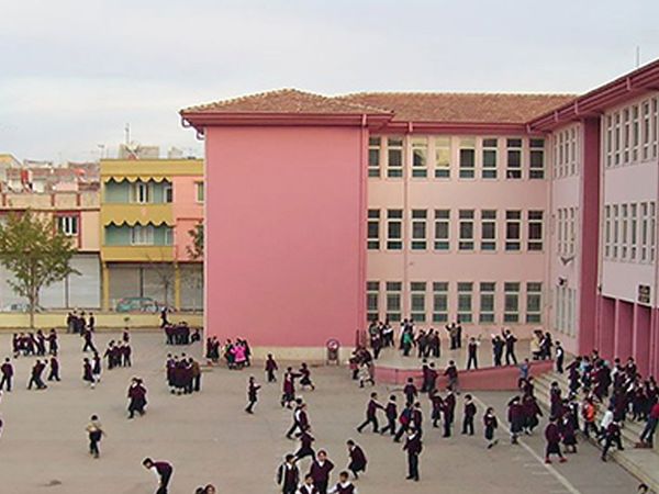 İngiltere'de büyük bir rezillik yaşandı! Okul yönetimi Müslüman çocuklara domuz eti yedirdi