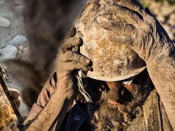 İran'da yaşayan şahıs 65 yıldır suya dokunmuyor