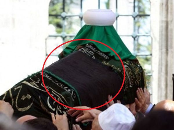 İsmailağa Cemaati lideri Mahmut Ustaosmanoğlu'nun tabutunun üzerindeki siyah örtünün sırrı ortaya çıktı!