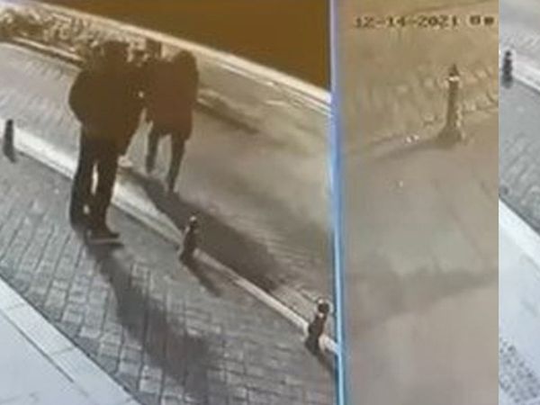 İstanbul Moda'da akıl almaz olay sokak ortasında karısının üstüne işediler